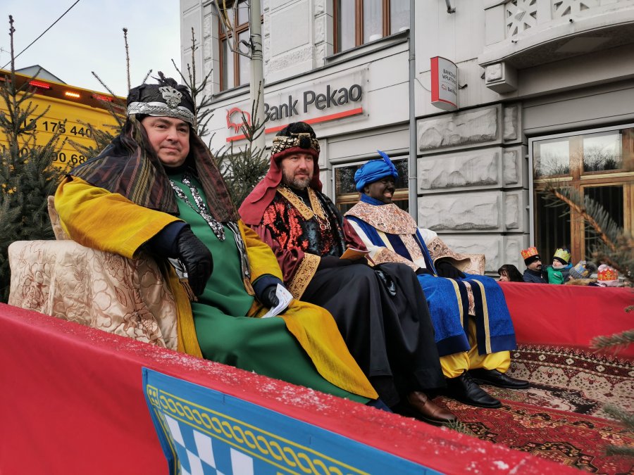 „Cuda, cuda ogłaszają". Orszak Trzech Króli idzie nową trasą - ZDJĘCIA