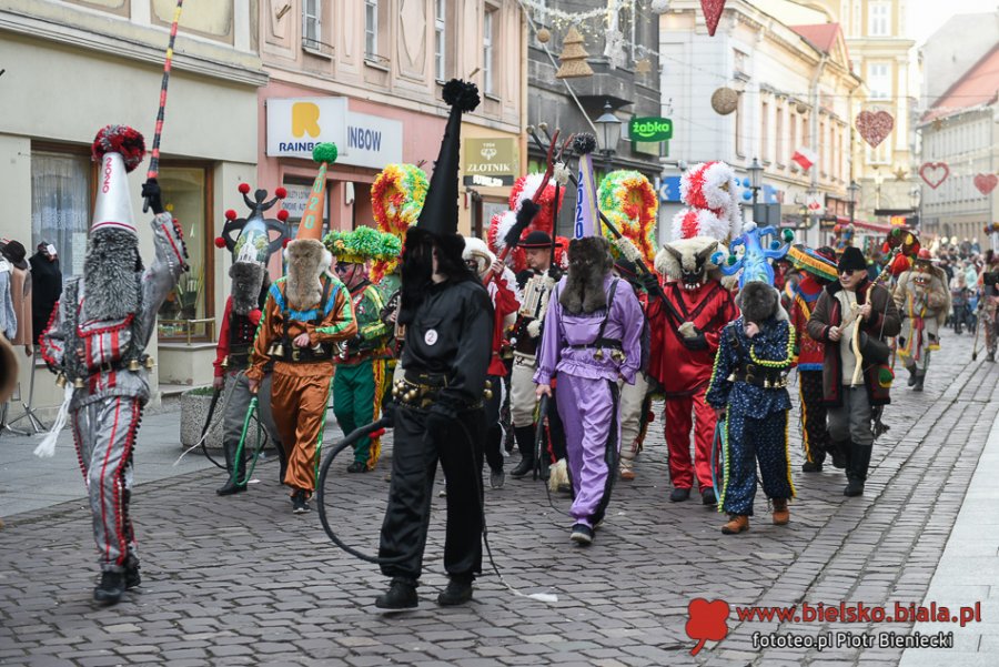 Strzelanie z bata na placu Chrobrego. Bielszczanie zachwyceni dziadami ZDJĘCIA