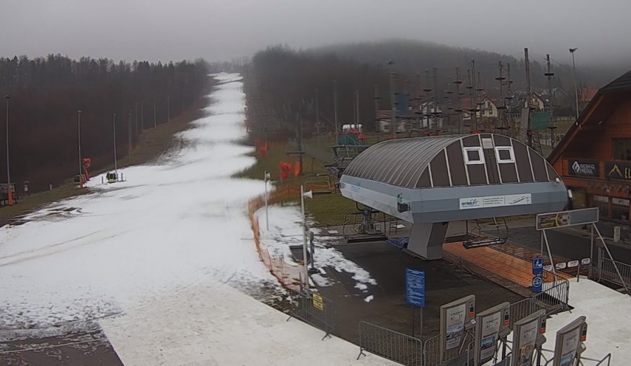 Sztuczny śnieg spływa z Dębowca. Ośrodek na ferie nie ruszy - foto