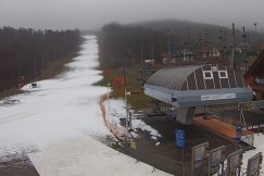 Sztuczny śnieg spływa z Dębowca. Ośrodek na ferie nie ruszy - foto