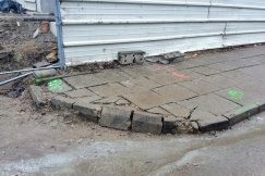 Deweloper zniszczył chodnik i zobowiązał się do naprawy - foto