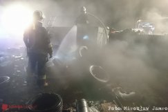 Pożar kontenerów z oponami i innymi odpadami - foto