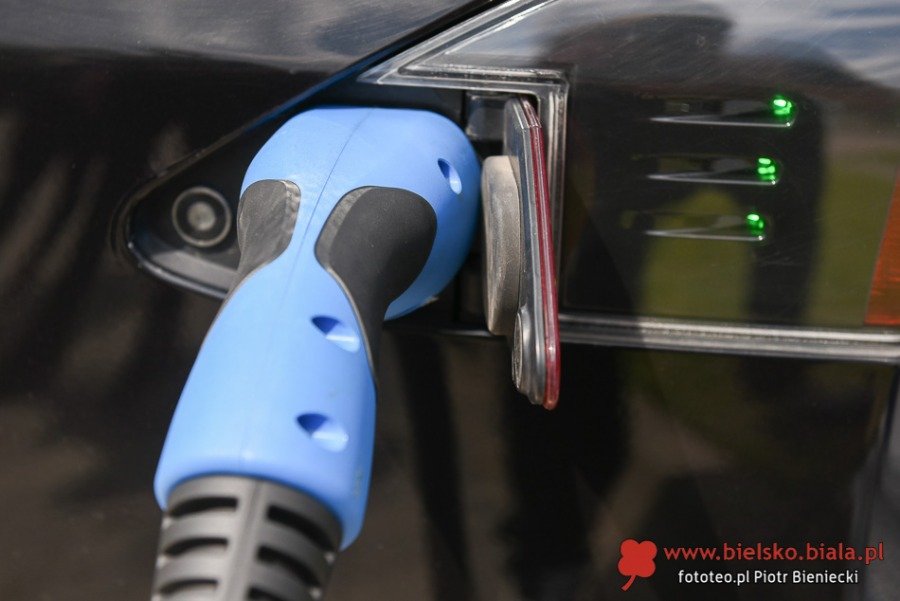 Miasto musi udostępnić 85 ładowarek do elektryków. Ma czas do końca roku