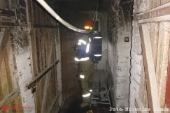 Pożar w bloku. Płonęły śmieci przed boksem administracyjnym - foto