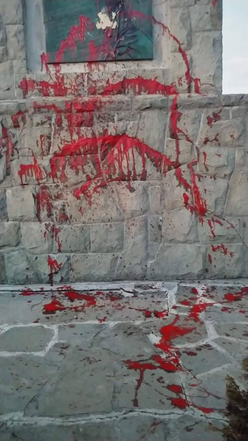 Zniszczony krzyż na Trzech Lipkach. Ktoś oblał go farbą - foto