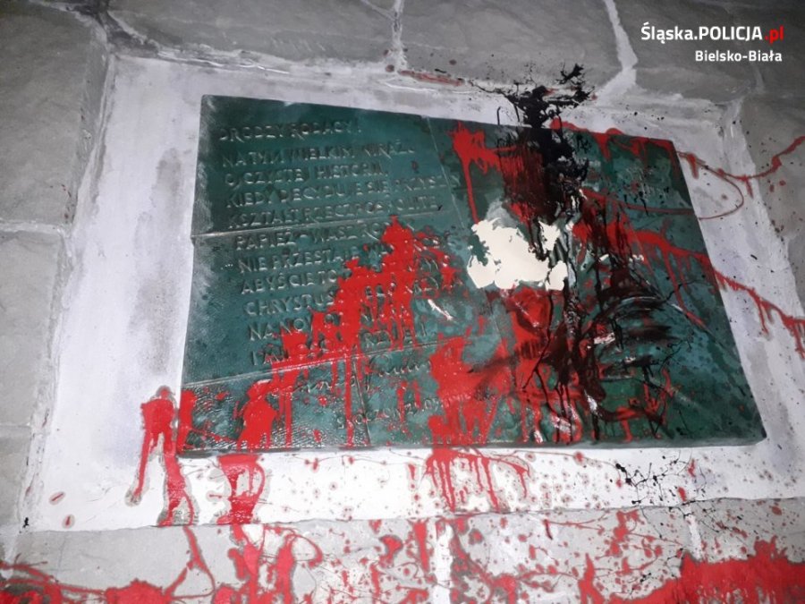 Zatrzymano podejrzanego o profanację krzyża na Trzech Lipkach - foto