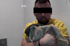Chciał sfotografować kobietę w toalecie. Szuka go policja - foto