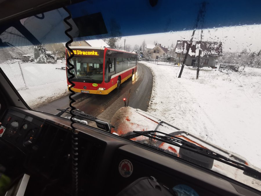 Intensywne opady śniegu w Bielsku-Białej. Śliskie jezdnie i chodniki - foto