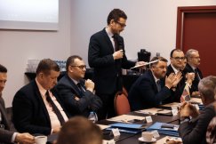 Znani przedsiębiorcy i politycy na śniadaniu w hotelu. Przy kawie o biznesie - foto