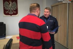 Policja zaprosiła odważnego kuriera do komendy. Podziękowania za postawę - foto