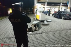 Pijany Turek wjechał w podstawę dystrybutora paliw, kosz i auto - foto