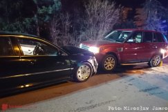 Czołowe zderzenie osobówek. Na szczęście, ambulans był w pobliżu - foto