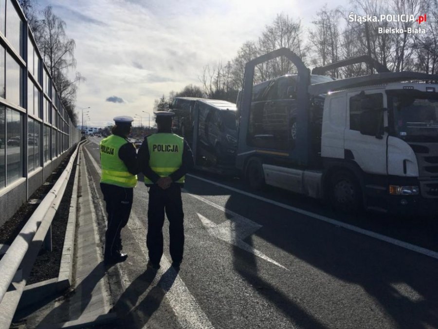 Smog na bielskich drogach. Policyjne kontrole emisji spalin pojazdów - foto