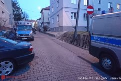 Policjanci w kamizelkach kuloodpornych na osiedlu - foto