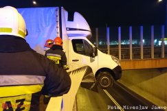 Pilne! Samochód dostawczy przebił bariery. Auto zawisło nad wiaduktem - foto