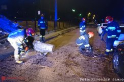 Wiatr przewracał drzewa. Uszkodzony samochód i ogrodzenie szkoły - foto