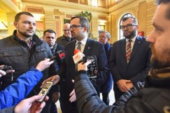 Co godzinę pociąg z Bielska-Białej na super lotnisko pod Warszawą?