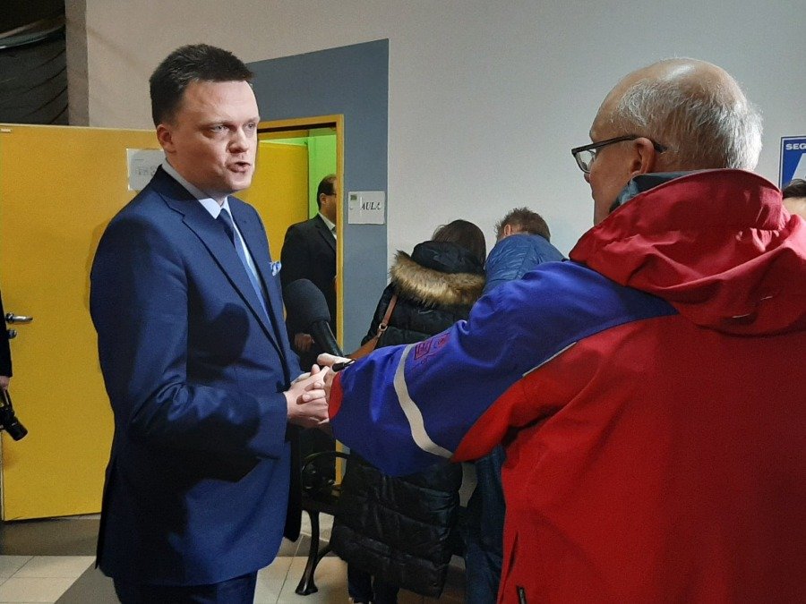 Zbiórka podpisów na listach poparcia Szymona Hołowni