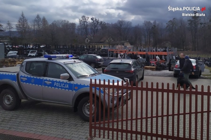 Części zamienne z przemytu. Rewizja w komisach samochodowych - foto