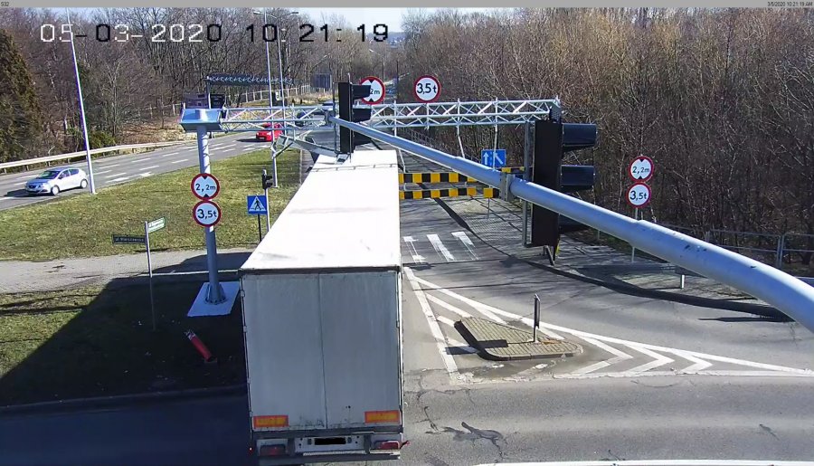 Uszkodzone bramownice. Policja otrzymuje zdjęcia z monitoringu - foto