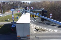 Uszkodzone bramownice. Policja otrzymuje zdjęcia z monitoringu - foto