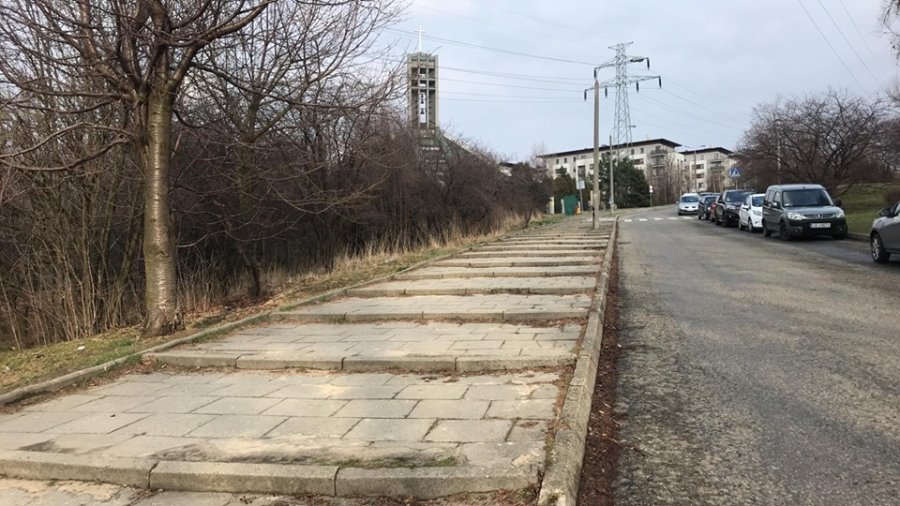 Ulicą zamiast chodnikiem. Na Złotych Łanach nie mogą doprosić się remontu - foto