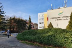 Nie podawać sobie rąk na powitanie i unikać zgromadzeń. Szef sanepidu apeluje