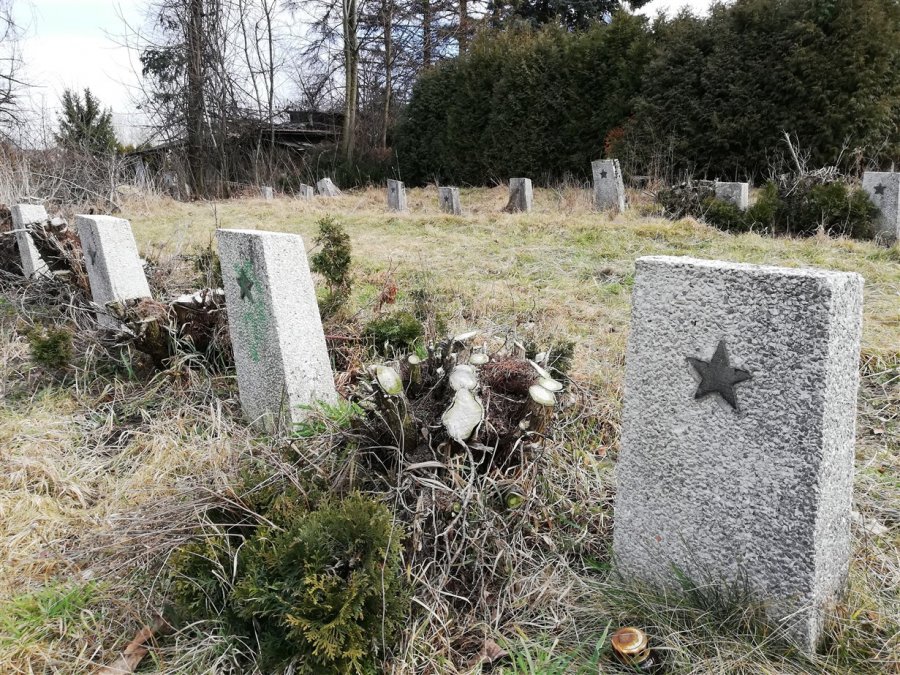 Już nie ma czerwonych gwiazd. Zaniedbany cmentarz wojskowy