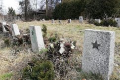 Już nie ma czerwonych gwiazd. Zaniedbany cmentarz wojskowy