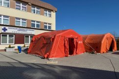 Namioty przed Szpitalem Wojewódzkim. Selekcja pod kątem koronawirusa - foto