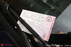 Zaparkował w niedozwolonym miejscu. Agent Tomek przykleił "mandat" - foto