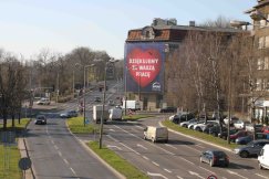 Wielki billboard z podziękowaniem na kamienicy w centrum Bielska-Białej - foto