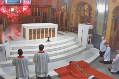 Wielki Piątek w katedrze św. Mikołaja. Adoracja krzyża jest bardziej powściągliwa