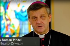 Poruszające słowa we wnętrzu opustoszałej katedry. Życzenia na Wielkanoc 2020