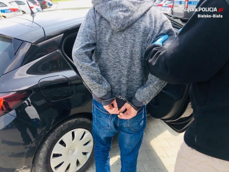 Kostką brukową wybił witrynę w sklepie. Szukał czegoś do picia