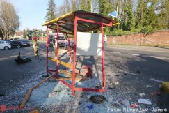 Zdemolował przystanek MZK. Uratował się przed czołówką - foto