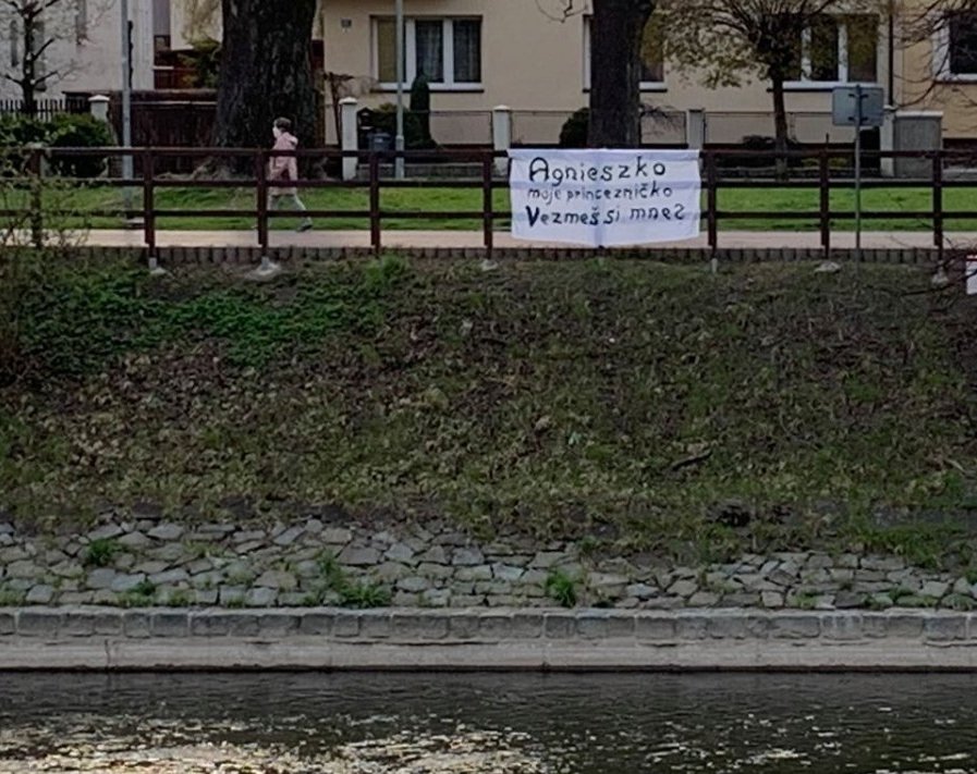 Miłość silniejsza od koronawirusa. Baner z oświadczynami nad Olzą - foto