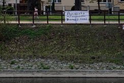 Miłość silniejsza od koronawirusa. Baner z oświadczynami nad Olzą - foto