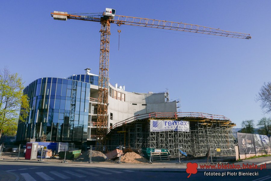 Szybko rośnie nowa sala koncertowa. Część biurowa już przeszklona - foto