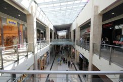 Otwierają galerie handlowe i hotele. Rząd znosi kolejne obostrzenia