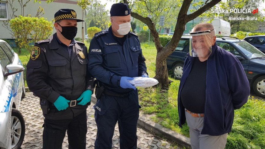Policjanci rozdają maseczki seniorom i bezdomnym - foto