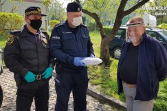 Policjanci rozdają maseczki seniorom i bezdomnym - foto