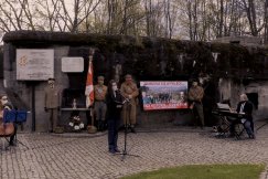 Janusz Kohut spontanicznie pod bunkrami. Koncert z okazji Dnia Flagi