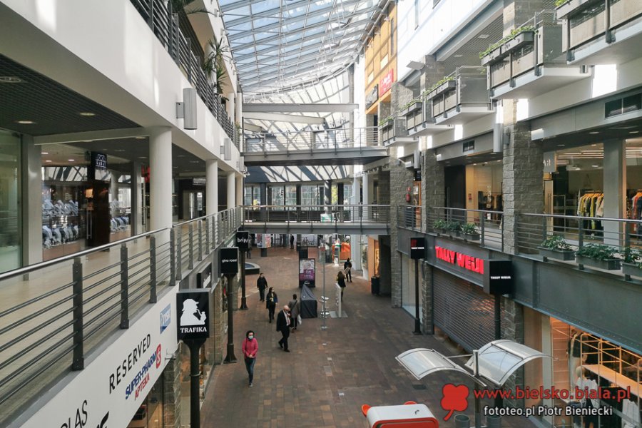 Galerie handlowe ponownie otwarte. Bez niektórych usług - foto
