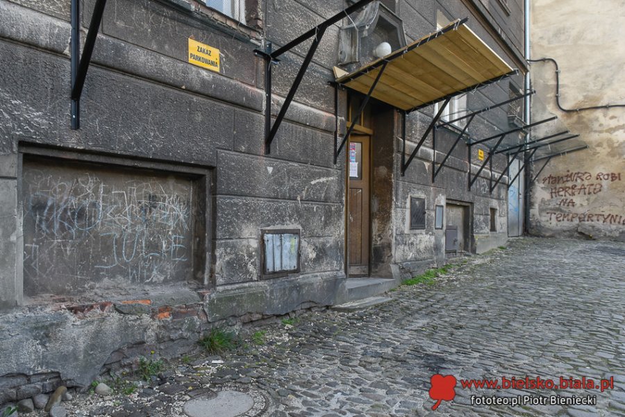 Dwór w centrum Bielska. Remont kamienicy ze śladami po kulach ZDJĘCIA