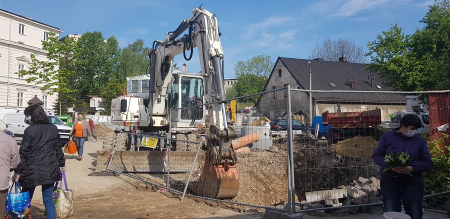 Ścisk i koparki w rejonie targowiska. Duże utrudnienia w ruchu - foto