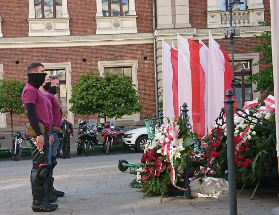 Kolumna motocyklistów z biało-czerwoną flagą. Honorowy przejazd do Krakowa ZDJĘCIA
