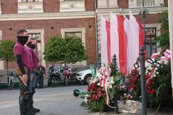 Kolumna motocyklistów z biało-czerwoną flagą. Honorowy przejazd do Krakowa ZDJĘCIA