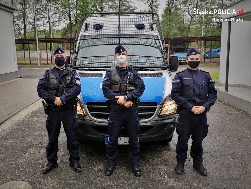 Siedział na barierce wiaduktu z pętlą na szyi. Chciał popełnić samobójstwo - foto