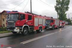 Pogotowie gazowe na Żywieckiej. Gaz wydobywał się spod bruku! - foto